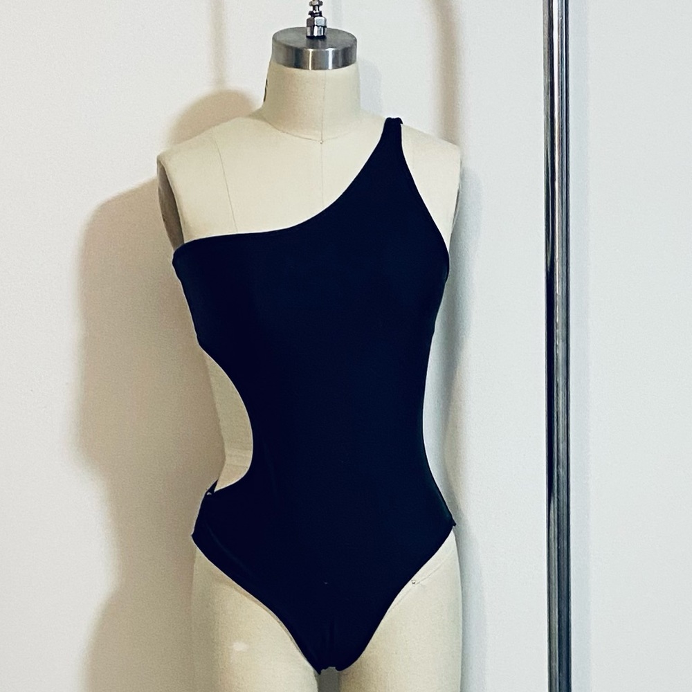 One shoulder one piece 🖤